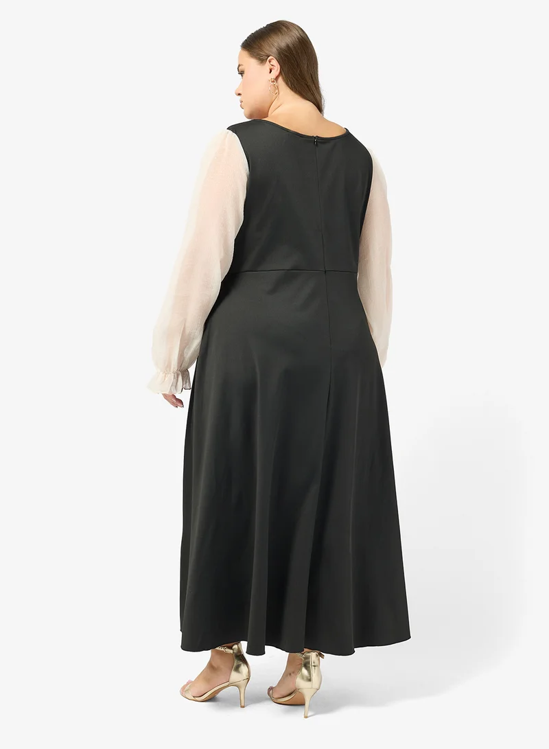 جينجر بلس فستان بياقة مربعة وأكمام شبكية بتصميم -